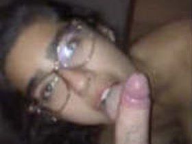 Desi girlfriend Kinjal gives an impressive deepthroat blowjob