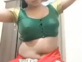 Busty Mallu Bhabhi reveals her big navel and changes into a saree live