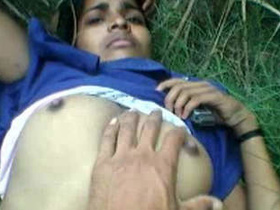 Indian girl records herself naked for her boyfriend